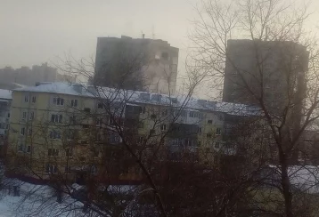 Фото: Очевидцы сообщили о дыме, идущем от пятиэтажного дома в центре Кемерова 1