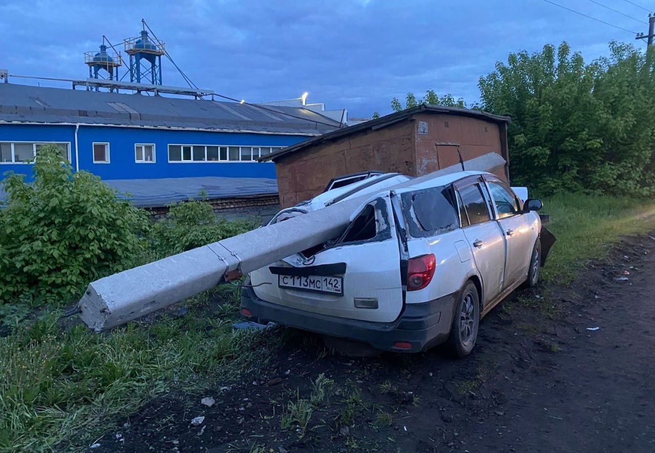 Пьяный водитель без прав снёс столб в Кузбассе, пассажир авто пострадал