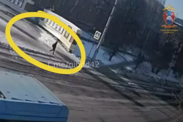 В Кемерове автобус сбил 13-летнего мальчика