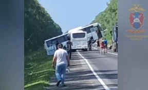В Кузбассе автобус съехал в кювет и перегородил трассу Р-255