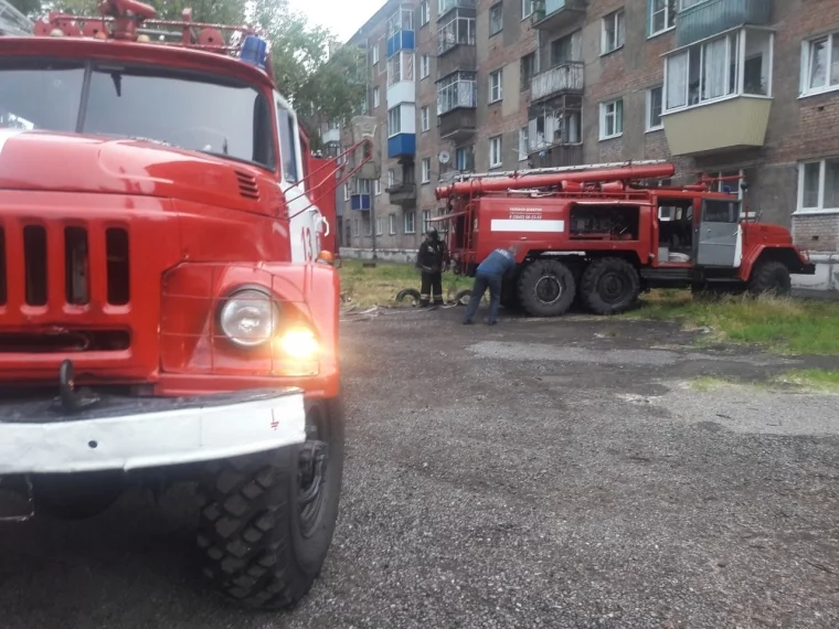 Фото: Пожар в многоэтажном доме в Новокузнецке попал на видео 2