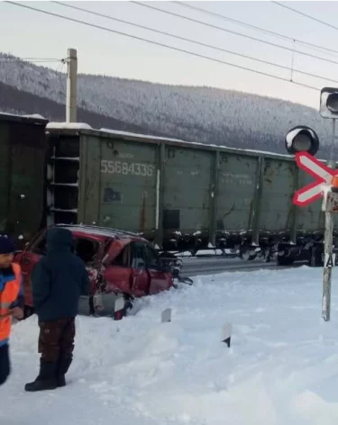 Автомобиль разворотило ударом грузового поезда в Шерегеше