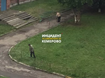 Фото: В кемеровском дворе демонтируют опасный забор, на который упала девочка 1