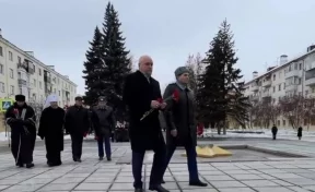 Губернатор возложил цветы к мемориалу Славы воинов-кузбассовцев