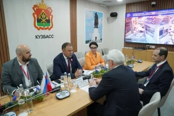 Фото: Губернатор Середюк обсудил планы по обновлению автобусного парка Кузбасса с ПАО «КАМАЗ» 1
