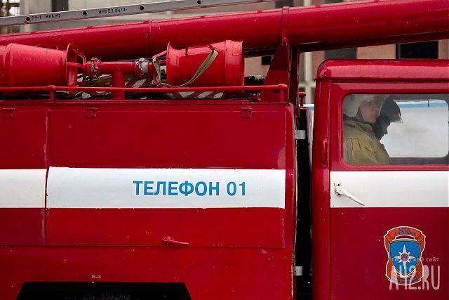 Три пожарные машины стянулись к ТЦ в Кемерове