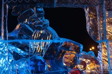 Фото: «Обвалилась арка»: кемеровчане повредили ледовый городок в Олимпийском парке ради красивых фото 1