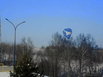 Фото: «Красиво смотрится в дымке»: в небе над Кемеровом заметили воздушный шар 1