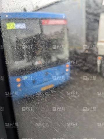Фото: Очевидцы: в Кемерове автобус №100 с пассажирами попал в ДТП 1