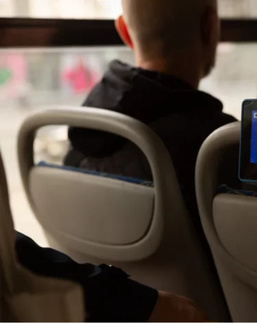 Соцсети: осколками завалило салон с пассажирами движущегося автобуса в Кемерове