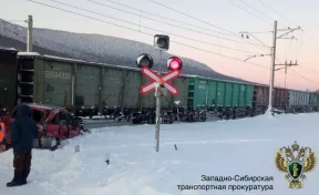 Автомобиль разворотило ударом грузового поезда в Шерегеше