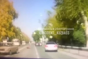 Фото: Момент ДТП с пешеходом на улице Тухачевского в Кемерове попал на видео 1