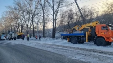 Фото: В Прокопьевске наклонившаяся опора ЛЭП остановила движение трамваев  2