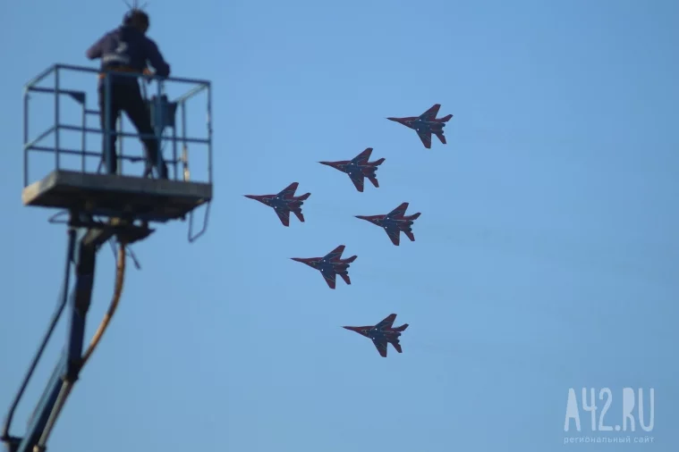 Фото: «Стрижи» показали фигуры высшего пилотажа в Кемерове 13