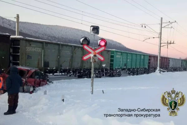 Автомобиль разворотило ударом грузового поезда в Шерегеше