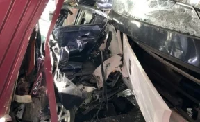 В Кузбассе машина превратилась в груду металла после столкновения с автобусом