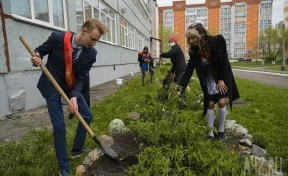 Выпускники кемеровских школ посадили «Сад памяти»