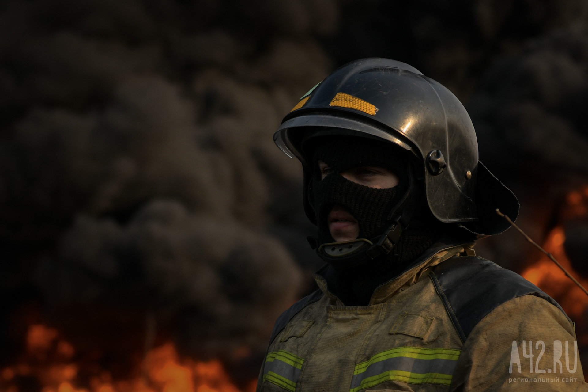 В Кузбассе ночью загорелся автомобиль: его тушили четыре человека