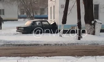 Фото: В Кузбассе автомобиль врезался в стену жилого дома 1