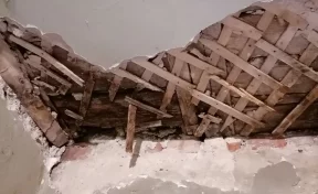 В Кузбассе в многоквартирном доме обвалился потолок