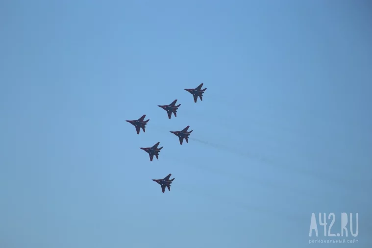 Фото: «Стрижи» показали фигуры высшего пилотажа в Кемерове 14