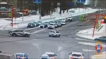 Фото: В Кемерове водитель сбил на пешеходном переходе женщину и коляску с ребёнком 1
