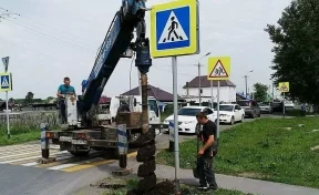 В Кемерове у школ начали установку новых светофоров
