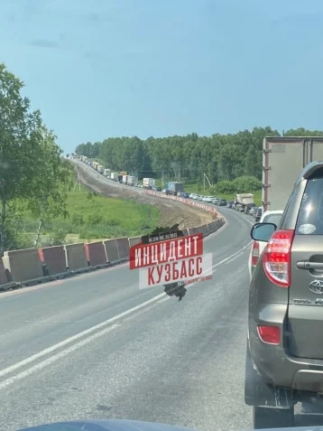 Фото: Автомобилисты сообщили о большой пробке на кузбасской трассе рядом с Топкам 1