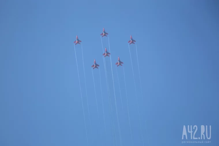 Фото: «Стрижи» показали фигуры высшего пилотажа в Кемерове 16