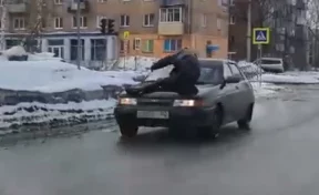 В Кузбассе водитель прокатил пешехода на капоте