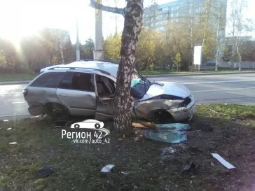 Фото: В Кемерове на улице Волгоградской Mazda врезалась в столб 3