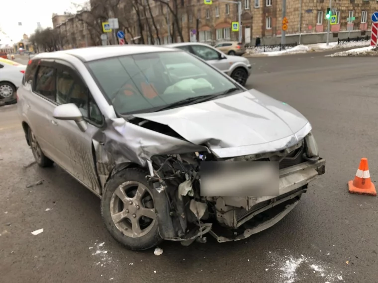 Фото: В Новокузнецке в лобовом ДТП пострадали три человека 2