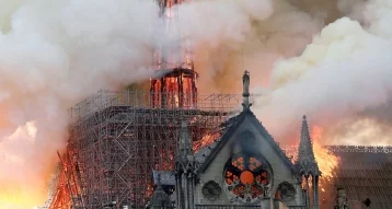 Фото: Пожар в соборе Парижской Богоматери удалось ликвидировать  1
