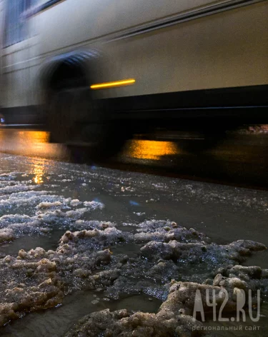 Вода затопила часть Кузнецкого проспекта в Кемерове после порыва трубы