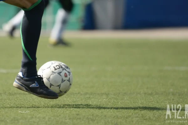 В Китае футболист во время матча сломал шею после удара головой о рекламный щит