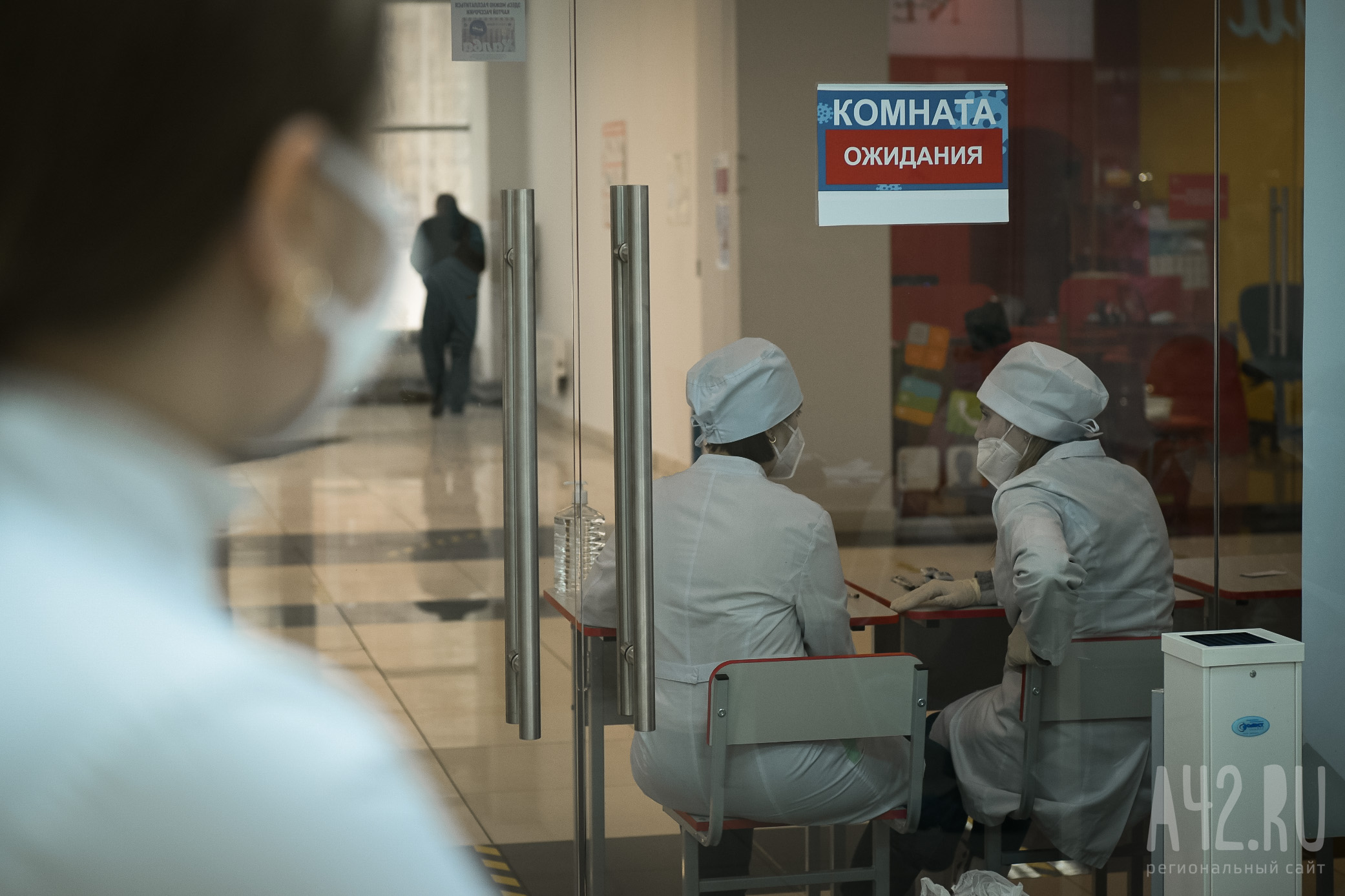 В Кемерове пьяная женщина устроила скандал в больнице из-за медуслуг, её передали полицейским