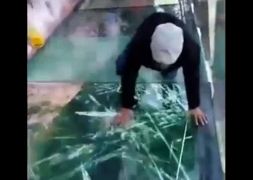 Фото: В Китае стеклянный мост потрескался под ногами туристов: ЧП попало на видео 1