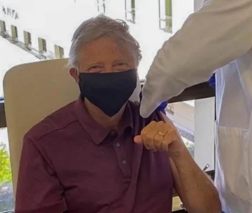 Фото: Билл Гейтс вакцинировался от коронавируса 1