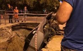 В Кемерове автомобиль провалился в яму на Молодёжном проспекте