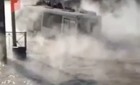 В Санкт-Петербурге автобус с пассажирами провалился в яму с кипятком