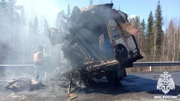 Фото: На автодороге Кемерово — Анжеро-Судженск в результате ДТП загорелся грузовик 1