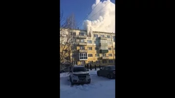 Фото: В Кузбассе пожар в многоэтажном доме сняли на видео 1