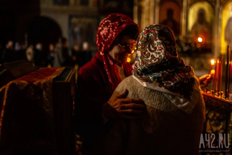 Фото: В Кемерове прошли пасхальные службы. Мы наблюдали за одной из них в Знаменском соборе 26