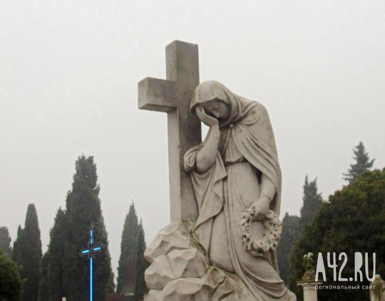 Кузбассовцы снова жалуются на кладбищенских вандалов и желают им «получить ответочку»
