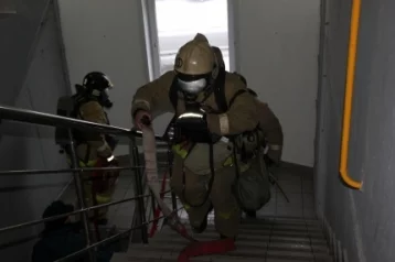 Фото: В Кузбассе пожарные спасли восемь человек из горящего дома 1