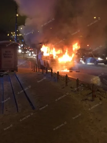 Фото: В центре Кемерова сгорела маршрутка 1