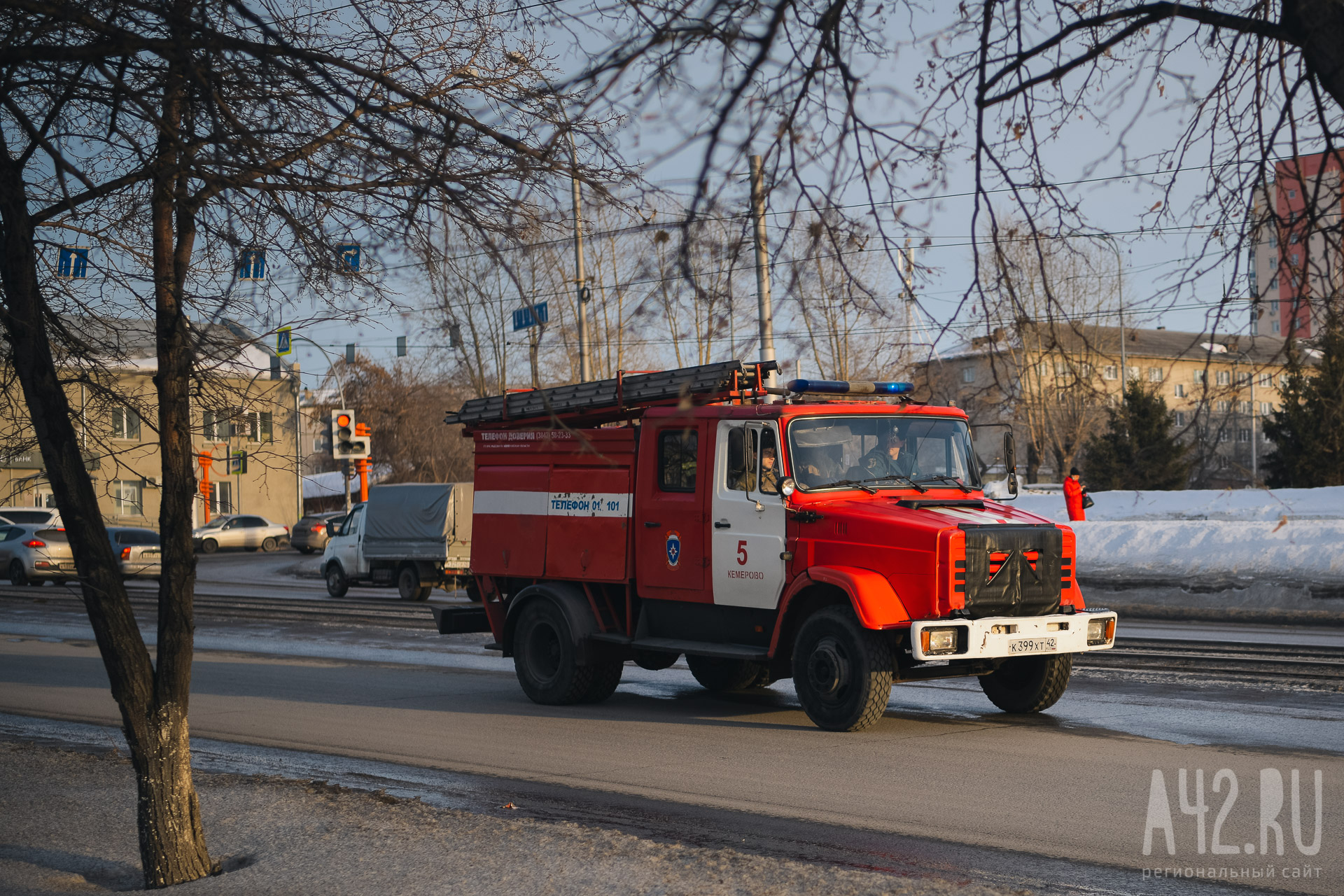 Пожар вспыхнул в гараже и автомобиле в Кемерове