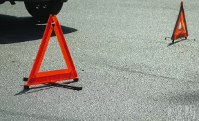 «Мойщик прокатился»: разбитую на парковке в ТРЦ иномарку сняли на видео