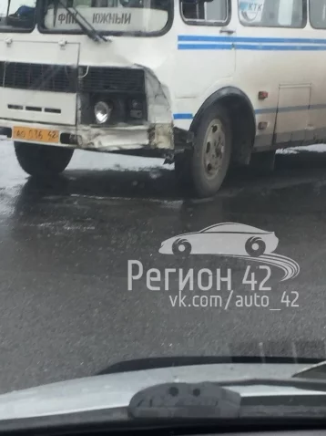 Фото: В Кемерове после ДТП с маршруткой Daewoo улетела в столб 3