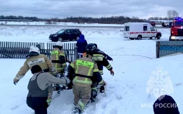 Фото: В Томской области подросток попал в больницу после схода снега с крыши. Мальчика откапывали спасатели  4